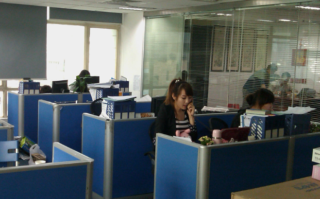 全自动礼盒成型机与半自动设备的生产效率对比分析